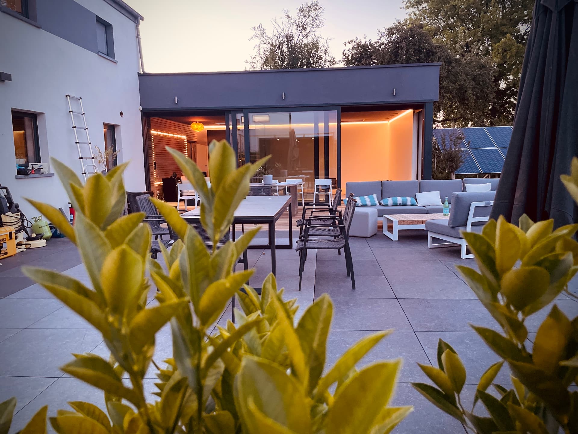 Terrasse avec salon de jardin et grande table