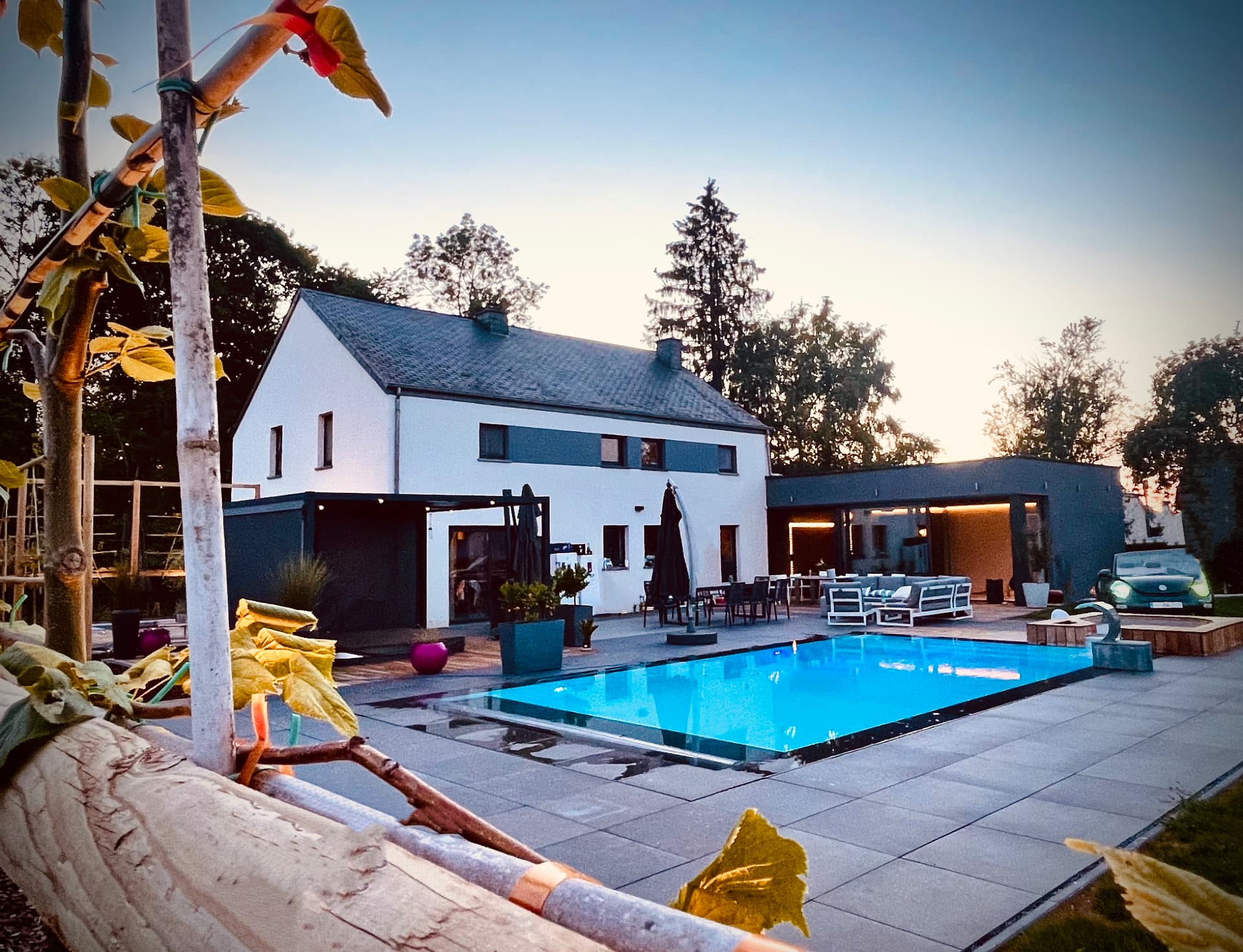 La maison et la piscine extérieure au coucher du soleil